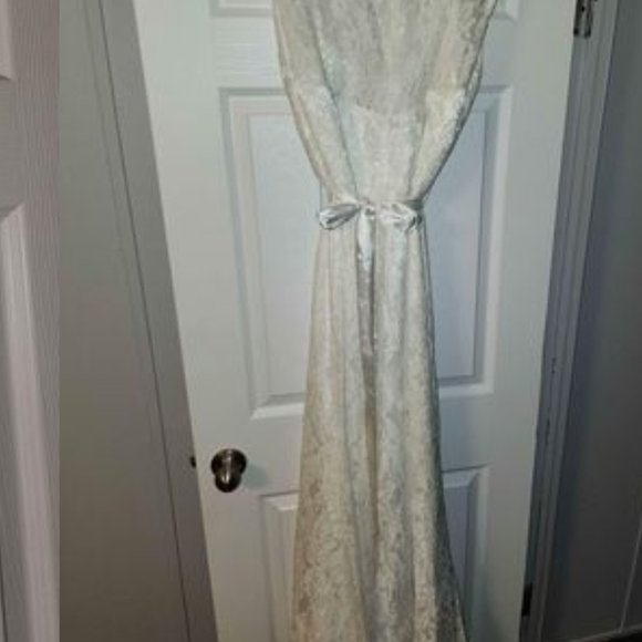 Formal dress - Picture 2 of 3